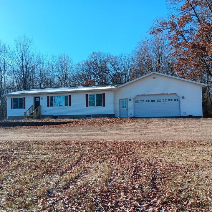 10194 190th St in Cadott, WI - Building Photo