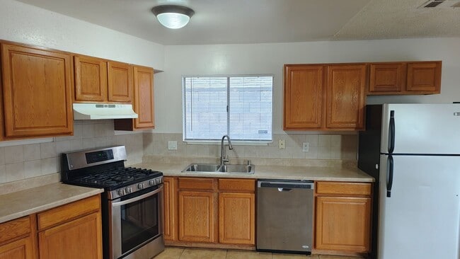 6480 Bugbee Ave in Las Vegas, NV - Building Photo - Building Photo