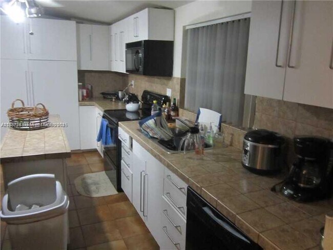 1715 Hayes St in Hollywood, FL - Building Photo - Building Photo