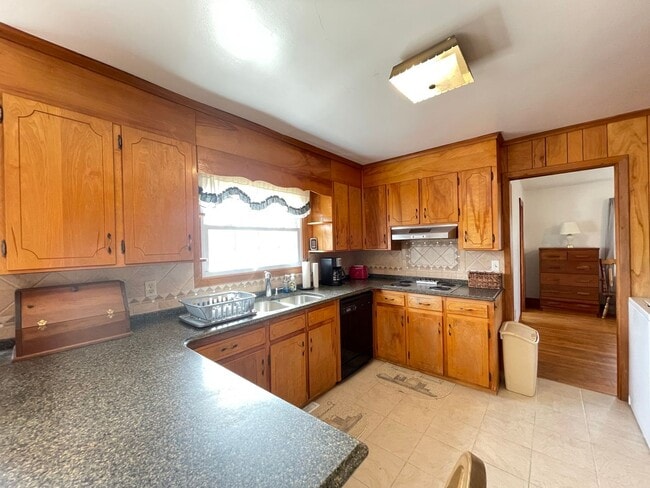 9274 Old Cox Rd in Chase City, VA - Building Photo - Building Photo