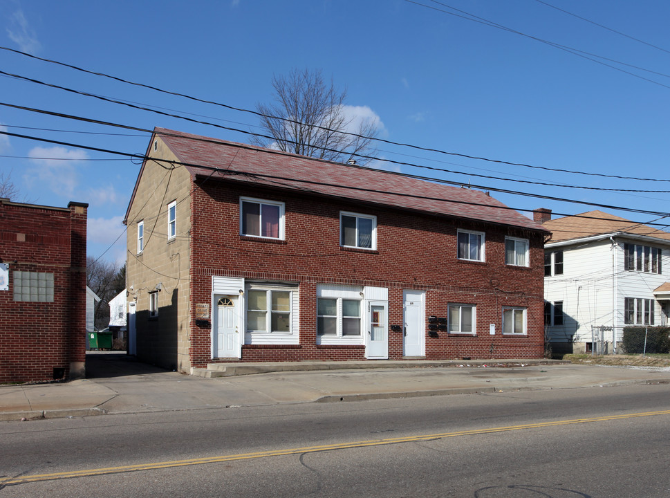 160-166 Brittain Rd in Akron, OH - Building Photo