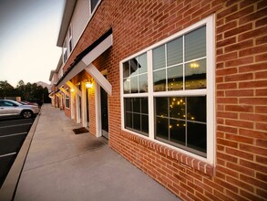 East Breeze Apartments in East York, PA - Foto de edificio - Building Photo