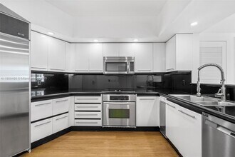 2127 Brickell Ave in Miami, FL - Building Photo - Building Photo