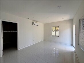572 NE 67th St in Miami, FL - Building Photo - Building Photo