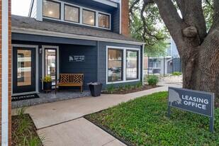 Tramor at the Oaks Apartments in Austin, TX - Building Photo