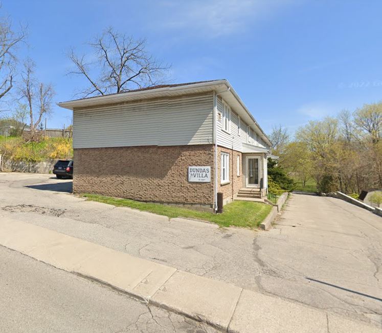 Dundas Villa in Brantford, ON - Building Photo