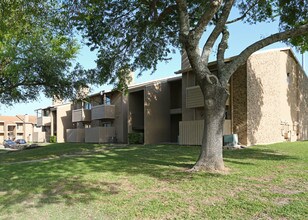 Living Oaks Apartments in Red Oak, TX - Building Photo - Building Photo