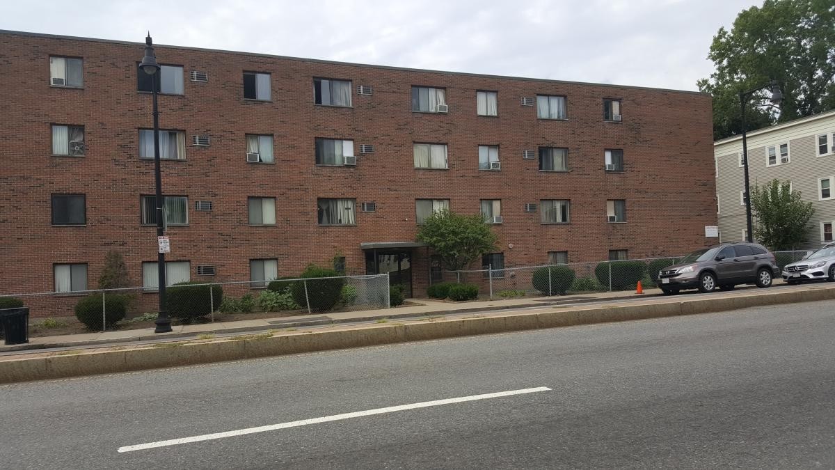 Hyde Park Ave in Jamaica Plain, MA - Foto de edificio