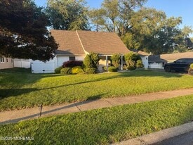 28 Irongate Ln in Matawan, NJ - Building Photo