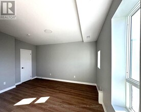 9 Wellington St E in Aurora, ON - Building Photo - Building Photo