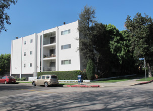 10500 Moorpark St in Toluca Lake, CA - Foto de edificio - Building Photo