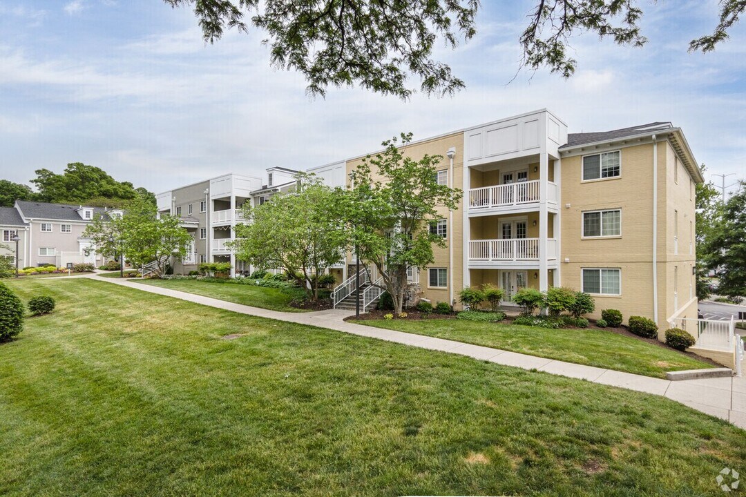4069 S Four Mile Run Dr, Unit 401 in Arlington, VA - Building Photo