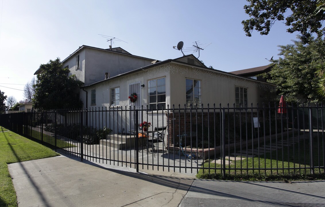 13330 Victory Blvd in Van Nuys, CA - Building Photo