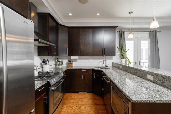 39 Coffey St, Unit 2 in Boston, MA - Foto de edificio - Building Photo