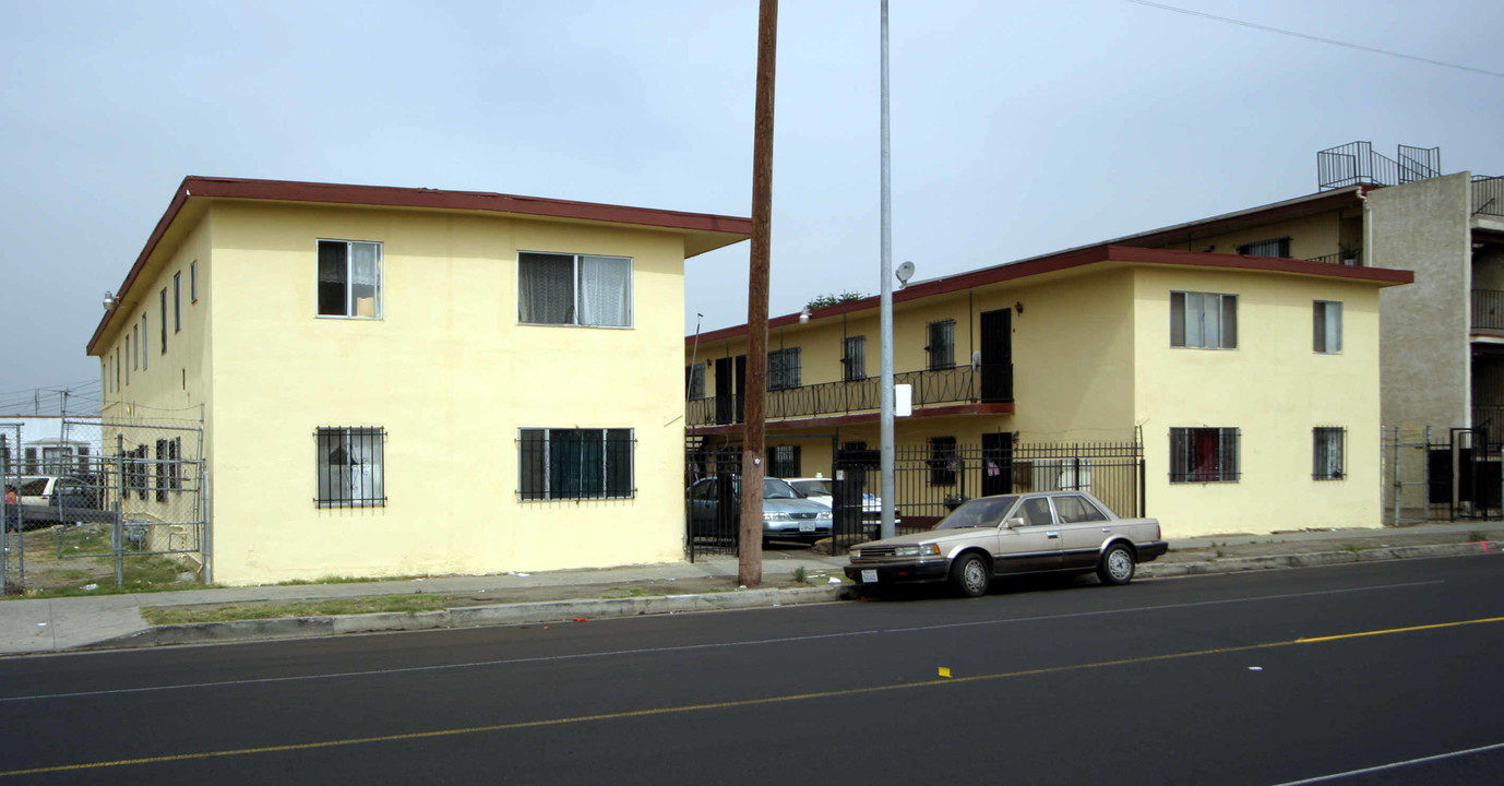 7011-7015 S Main St in Los Angeles, CA - Building Photo