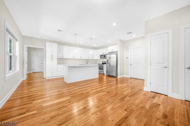 property at 9 N Beverwyck Rd