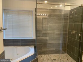 13530 Davinci Ln in Herndon, VA - Building Photo