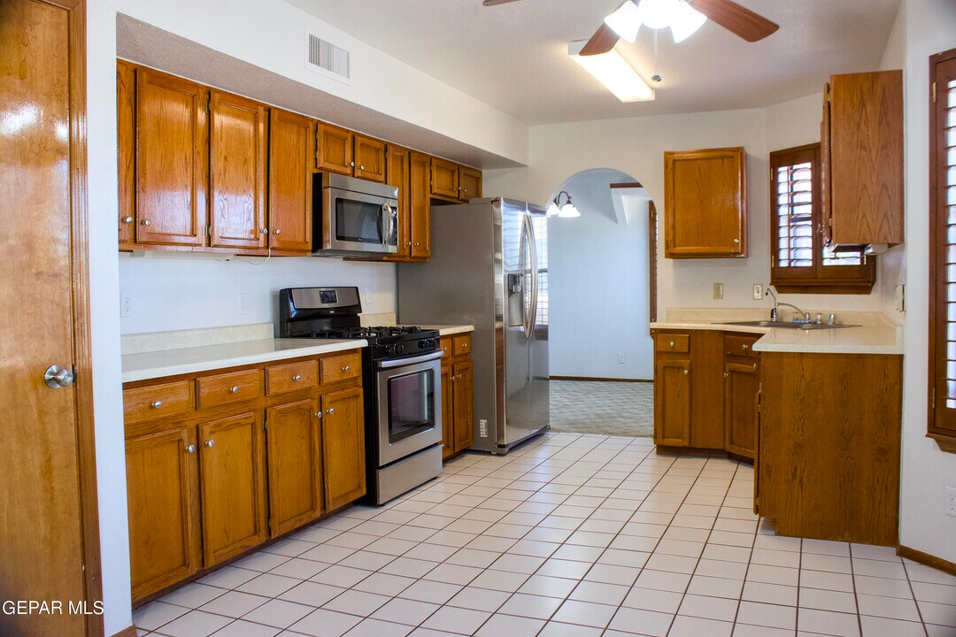 1105 Feather Hawk Dr in El Paso, TX - Building Photo