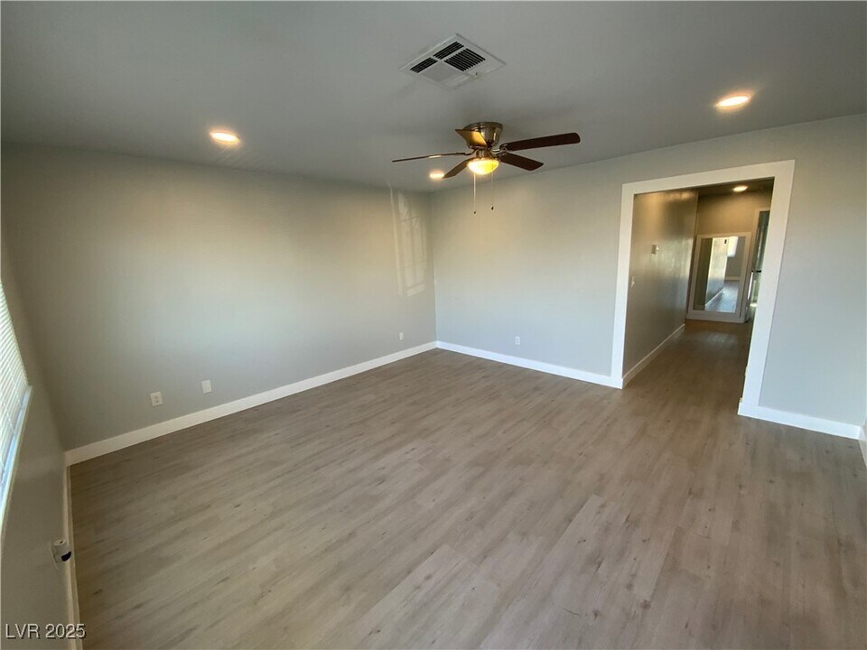 466 E Sunset Rd in Henderson, NV - Building Photo
