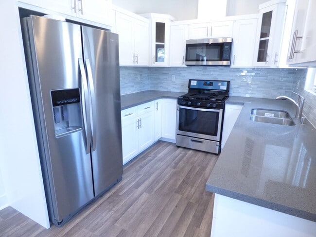 1923 Holly Dr in Los Angeles, CA - Building Photo - Building Photo