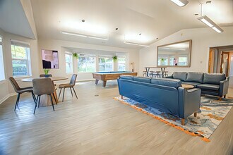 Troutdale Terrace in Troutdale, OR - Foto de edificio - Building Photo