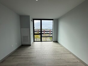 2131 N Elston Ave in Chicago, IL - Foto de edificio - Building Photo