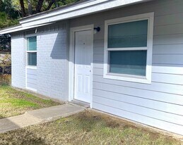 1906 Finfeather Rd in Bryan, TX - Building Photo