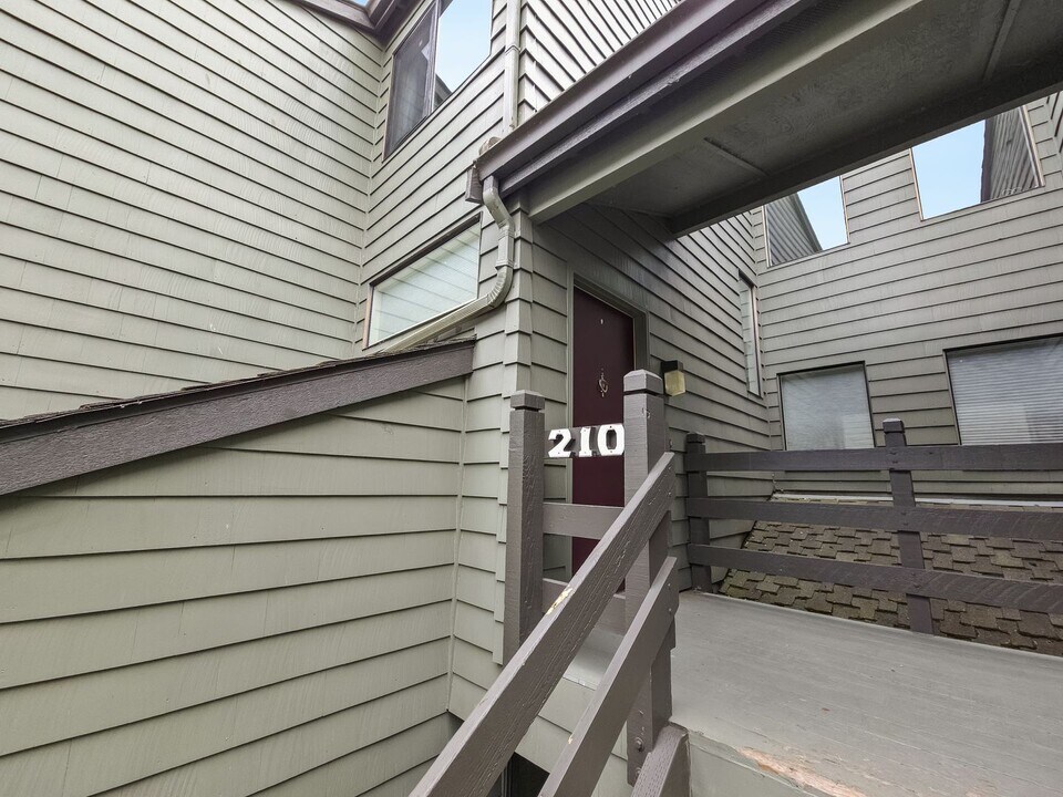 6 Lake Bellevue Dr in Bellevue, WA - Building Photo