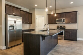 1094 Chinook Dr in Richland, WA - Foto de edificio - Building Photo