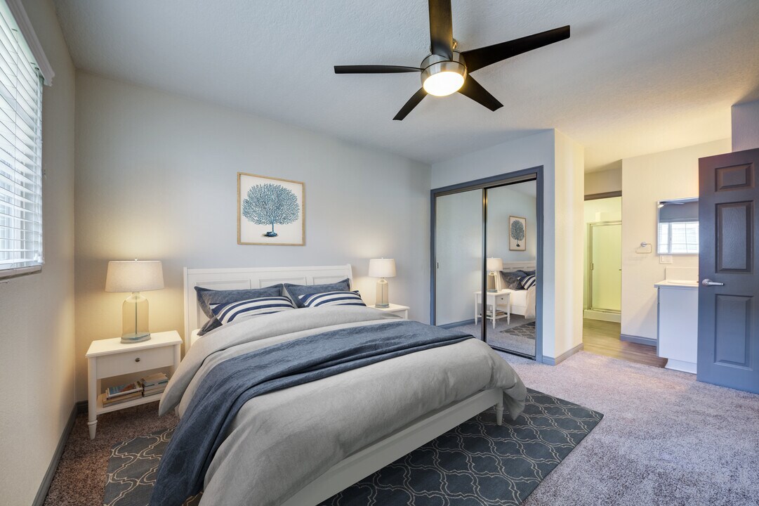 Lantern Bay Apartment Homes in Orange, CA - Foto de edificio