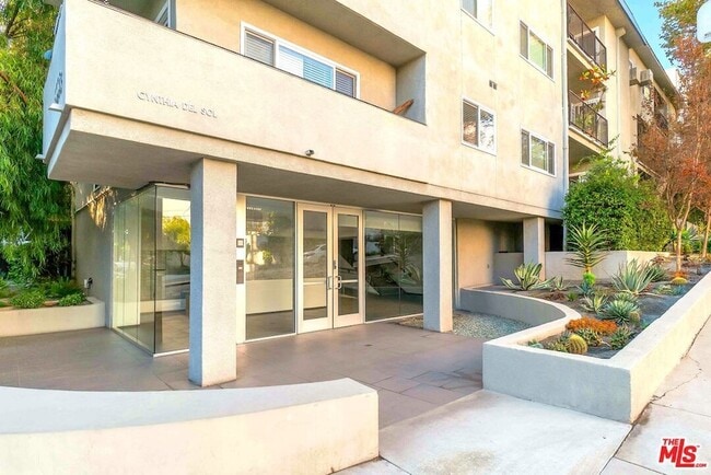 9005 Cynthia St in West Hollywood, CA - Foto de edificio - Building Photo