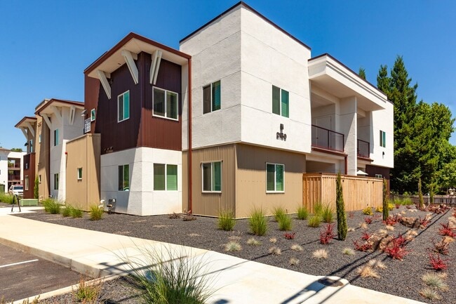 735 W 5th St