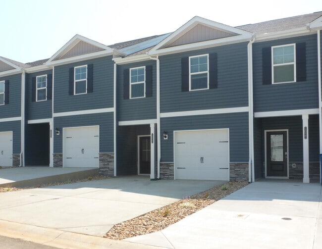 1025 Saylors Pl in Jonesborough, TN - Building Photo - Building Photo