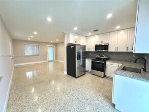 10300 NW 35th Ct in Miami, FL - Building Photo - Building Photo
