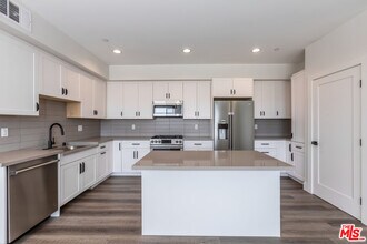 857 Hayworth Ave in Los Angeles, CA - Foto de edificio - Building Photo