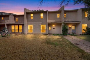 703 E Shady Grove Rd in Irving, TX - Building Photo