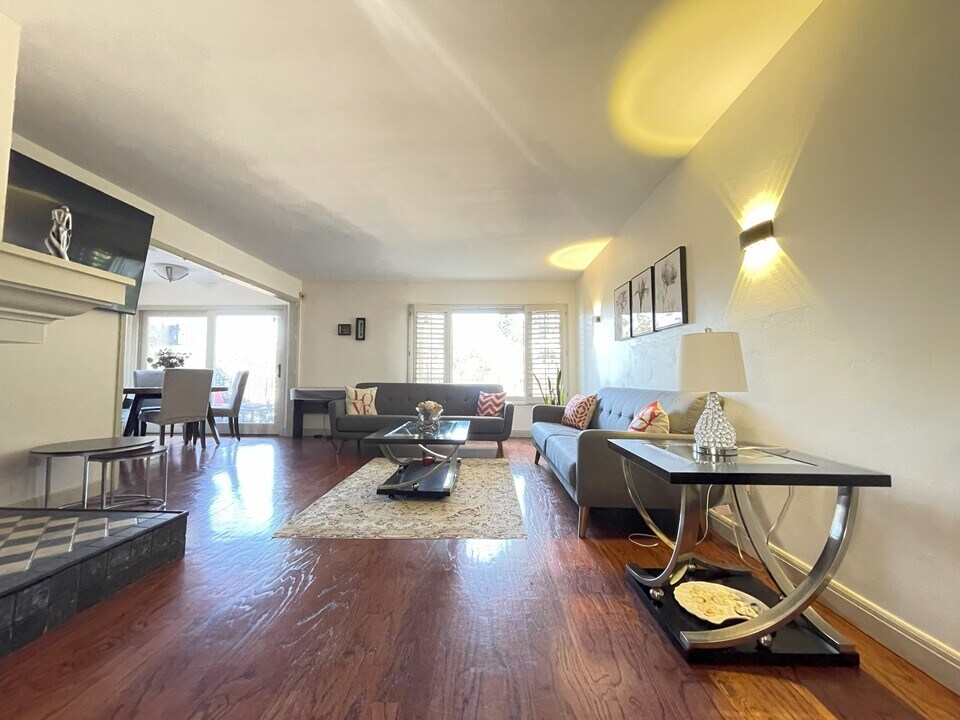 8819 Caminito Sueno in San Diego, CA - Building Photo