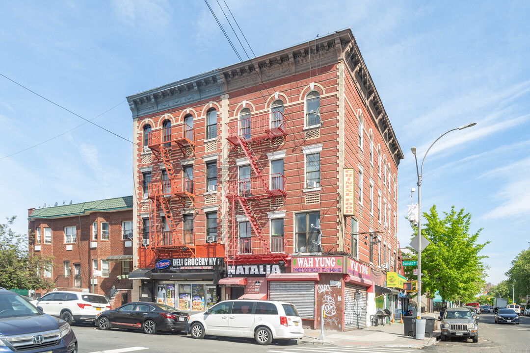 273 Dumont Avenue in Brooklyn, NY - Foto de edificio