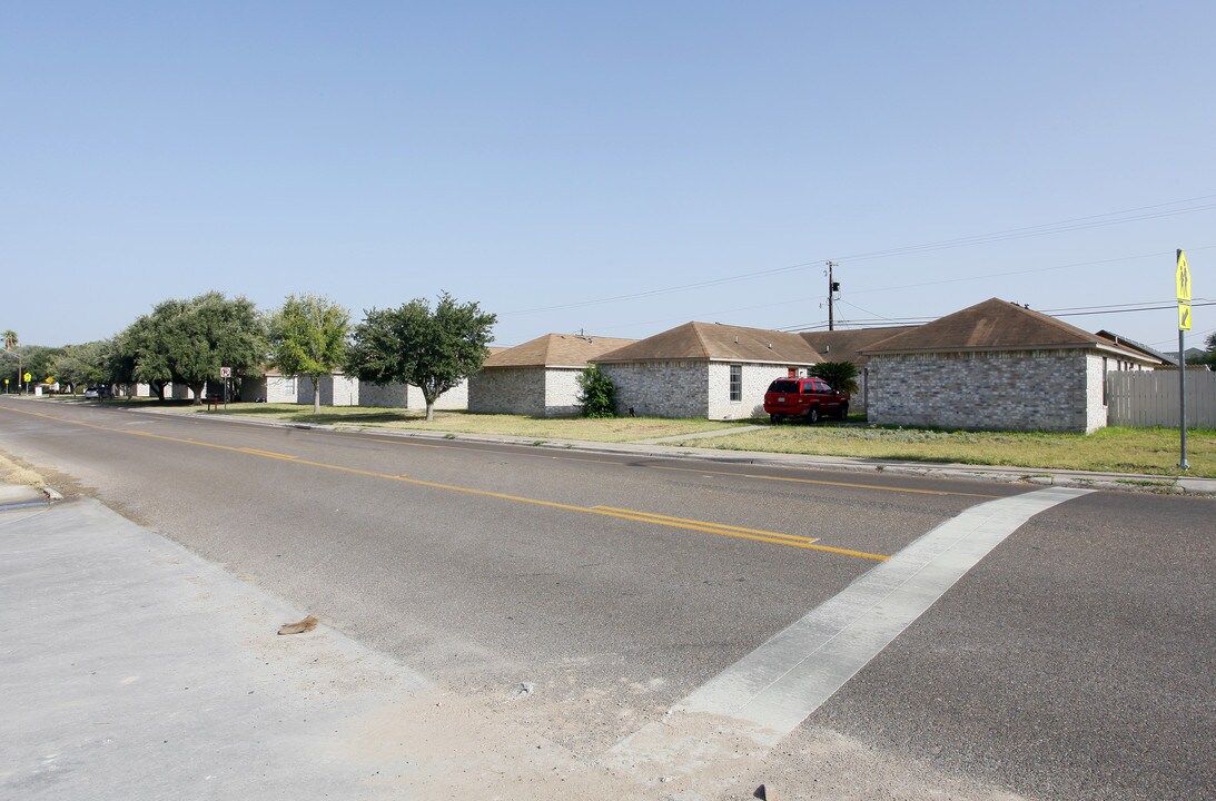 West Kelly Apartments in Pharr, TX - Foto de edificio