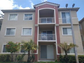 7085 Nova Dr in Davie, FL - Foto de edificio - Building Photo