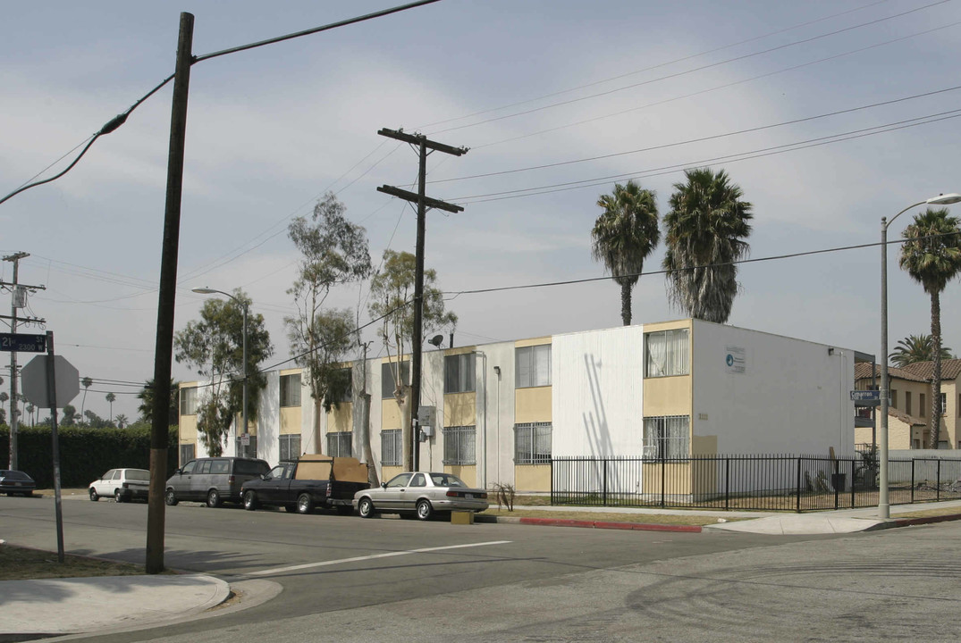 2111 Cimarron St in Los Angeles, CA - Foto de edificio