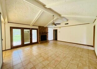 1235 Elaine Dr in Beaumont, TX - Building Photo - Building Photo