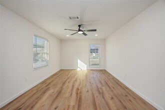 5942 Ridgeway Dr in Houston, TX - Building Photo - Building Photo