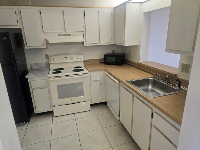 2830 Somerset Dr in Lauderdale Lakes, FL - Building Photo - Building Photo