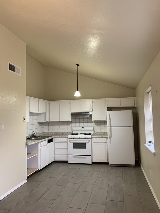 2105 Lake Omega St in El Paso, TX - Building Photo