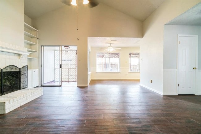 10746 Lakewood Oaks Dr in Sugar Land, TX - Foto de edificio - Building Photo