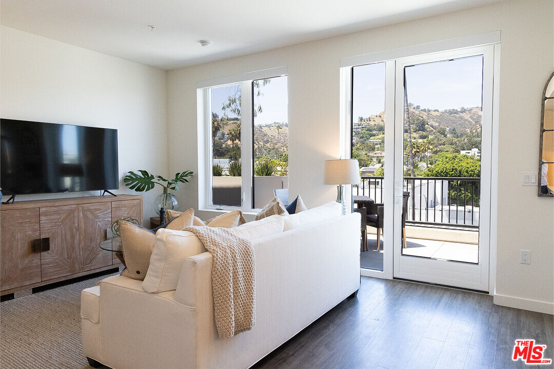 7566 W Sunset Blvd in Los Angeles, CA - Building Photo