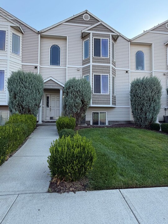 4905 Montague Ln in Pasco, WA - Foto de edificio