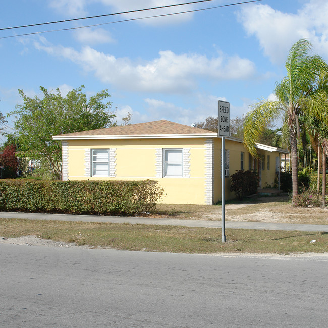 868-872 NW 2nd Ave in Homestead, FL - Foto de edificio - Building Photo