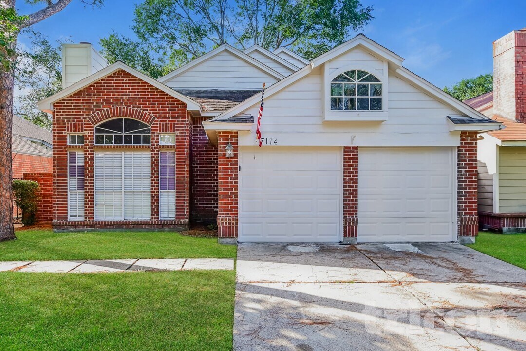 7114 River Garden Dr in Houston, TX - Foto de edificio